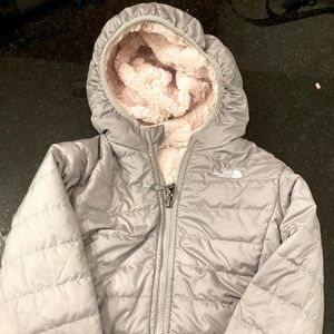 North face girls Mossbud reversible puffer coat, with faux Sherpa reverse. EUC.